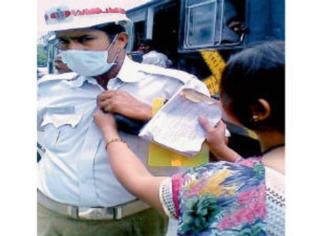  చలానా రాశారని చేయి చేసుకున్న మహిళా మేనేజర్