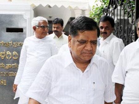 ప్రణబ్‌కు 14 మంది ఓటు: చర్యలుంటాయని సిఎం