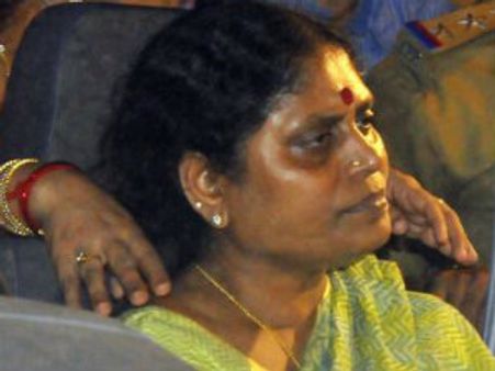 విజయమ్మకు అడుగడుగునా అడ్డంకులు, భారీ భద్రత