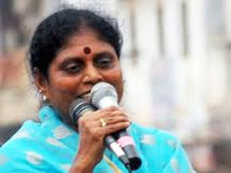 విజయమ్మ కాన్వాయ్‌పై గుడ్లు,రాళ్ల దాడి: దీక్ష ఆలస్యం