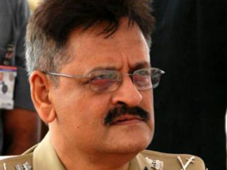 దినేష్ రెడ్డితో ఫైట్: ఉమేష్‌ కుమార్‌పై క్షుద్రపూజల కేసు