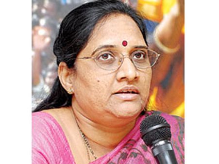 చంద్రబాబుపై వాసిరెడ్డి పద్మ, కెసిఆర్‌పై గట్టు ఫైర్