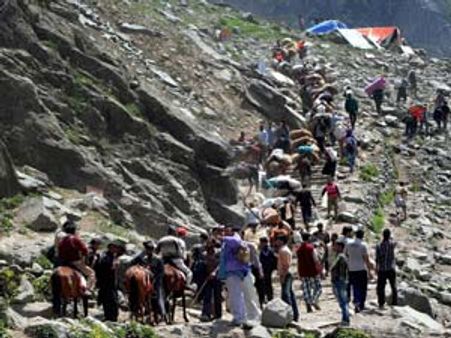 లోయలో ట్రక్, 16 మంది అమర్నాథ్ యాత్రికుల మృతి