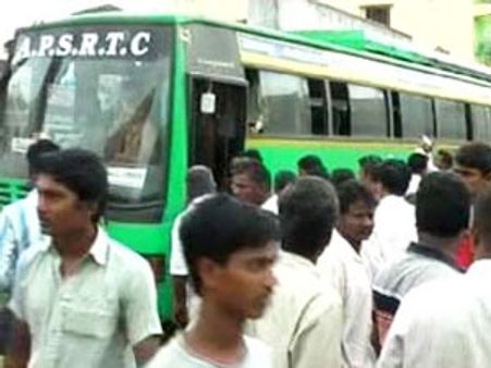 ఆర్టీసి బస్సులో గొంతు కోసిన సైకో: కొనసాగుతున్న వేట