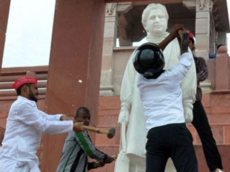 మాయా విగ్రహం ధ్వంసం: రిపేర్ చేయించిన అఖిలేష్