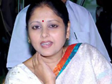 ఎన్నికల నిబంధనల ఉల్లంఘన: కోర్టుకు జయసుధ