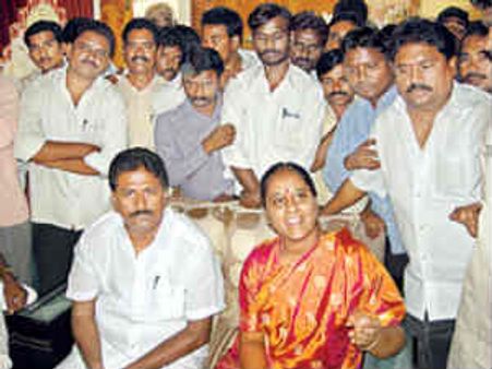  తెలంగాణ ఎలా వస్తుంది, జగనొస్తారు: కెసిఆర్‌కు సురేఖ