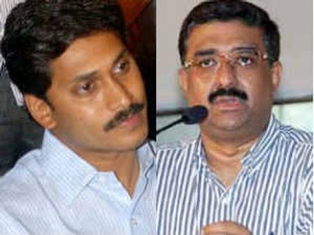 ఆచార్యకు చుక్కెదురు: జైల్లో జగన్‌కు రాఖీ కట్టిన షర్మిల