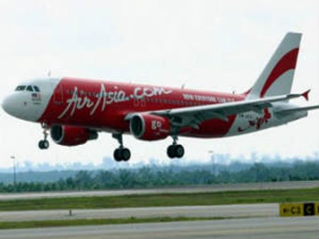 టెకాఫ్ అవుతున్న విమానం నుంచి దూకేశాడు, అరెస్ట్