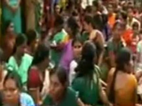 పంతం నెగ్గించుకున్న భార్యలు: ఐజిపైకి చెప్పు, ఉద్రిక్తం