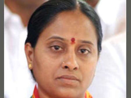 జగన్ ఫ్యామిలీని వదలండి!: కొండా సురేఖ, కెసిఆర్‌కూ..
