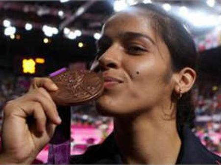 సైనానెహ్వాల్‌కు అధికారిక స్వాగతం: తప్పిన ప్రమాదం