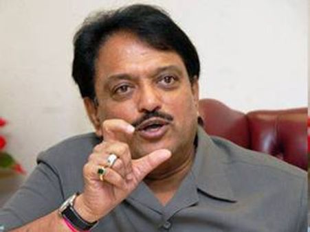 దేశ్‌ముఖ్ ఆరోగ్యం ఆందోళనకరమే: చెన్నైకి సిఎం