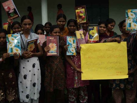 పేద విద్యార్థులకు ఎన్నారైల నోట్ బుక్స్