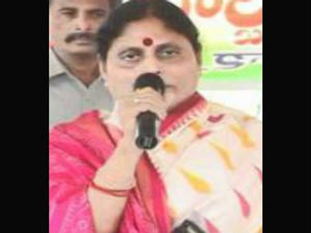 విజయమ్మ ఫీజు పోరు దీక్ష ప్రారంభం, నాని హాజరు