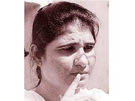 అర్ధరాత్రి హల్‌చల్: లేడీ డాన్ పర్హా ఖాన్ అరెస్టు