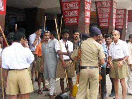 దాడుల రూమర్స్: ఈశాన్యవాసులకు ఆర్ఎస్ఎస్ అండ