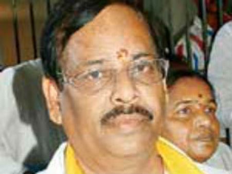 బాబుకు షాక్: వంటేరు వేణుగోపాల్ రెడ్డి రాజీనామా