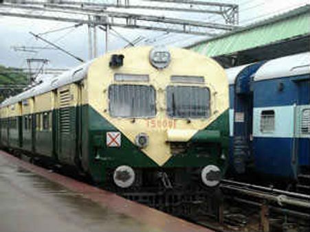 రాజధాని ట్రైన్‌కు తప్పిన ముప్పు, అదే లైన్‌లో దురంతో