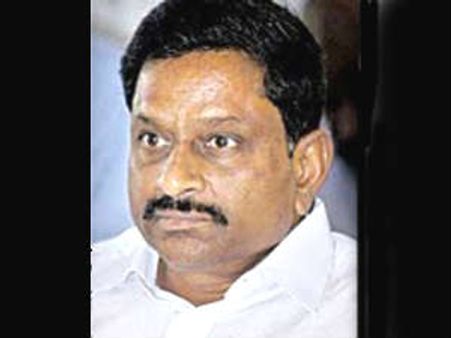 మంత్రినై ఉండి సిఎంని అడుక్కోవాల్సొస్తుంది: డిఎల్