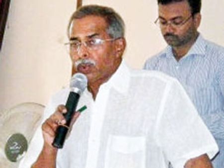 జగన్ లేకపోవడం బాధే: ఇడ్పులపాయలో వైఎస్ వివేకా