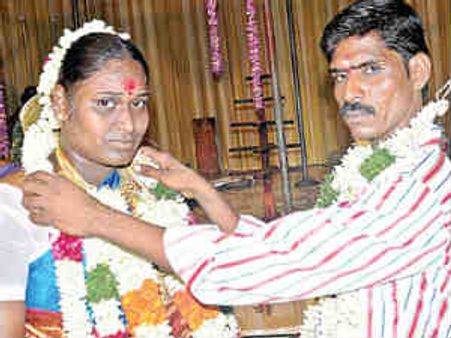 పెళ్లి టైంలో అర్థరాత్రి వరుడు పరారీ: తాళి కట్టిన అతిథి