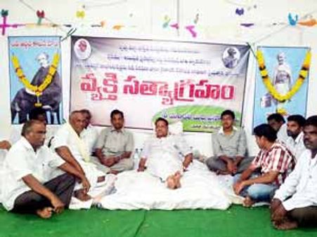 కిరణ్ కుమార్ ఫోన్: దీక్ష విరమించిన బుద్ద ప్రసాద్