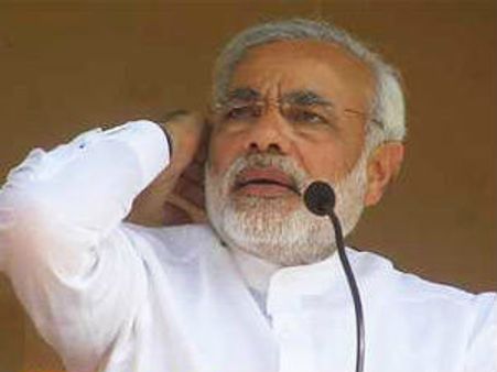 మన్మోహన్‌ను టార్గెట్ చేసిన మోడీ, అద్వానీ రథం పైన