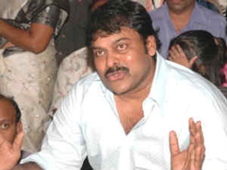 చిరు ఫ్లెక్సీ పెట్టాలంటూ కాంగ్రెసు సభలో ఫ్యాన్స్ రచ్చ