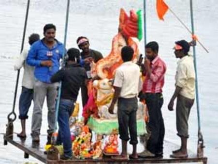 నిమజ్జనానికి కదిలిన గణనాథులు, శోభాయాత్ర