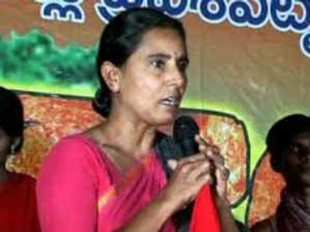 ఢిల్లీలో కాళ్లు పట్టుకుంటే రాదు: కెసిఆర్‌పై విమలక్క