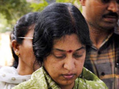 నడవలేని స్థితిలో ఐఎఎస్ అధికారి శ్రీలక్ష్మి