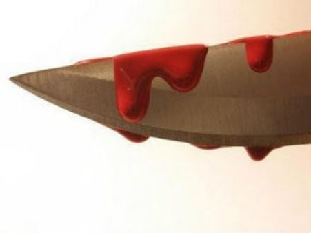 ప్రియురాలిపై కత్తితో దాడి: కోరిక తీర్చలేదని ఘాతుకం