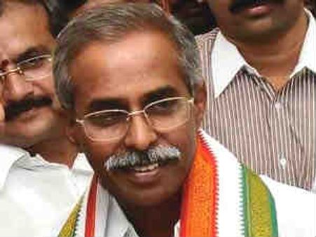 రోడ్డు ప్రమాదంలో వైయస్ వివేకానందరెడ్డికి గాయాలు