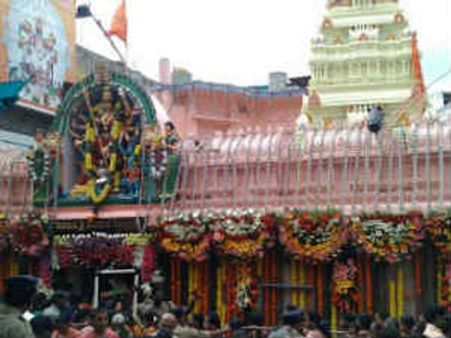 మహంకాళీ అమ్మవారి నగల చోరీ: పాతబస్తీలో ఉద్రిక్తత