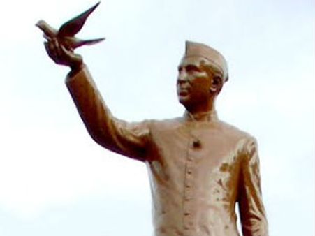 నెహ్రూ విగ్రహానికి మద్యం సీసా: పక్కనే వైయస్ విగ్రహం