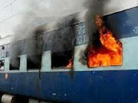 గుల్బార్గా వద్ద రైలు బోగీల్లో మంటలు: ఇద్దరు మృతి