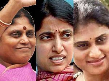 యాత్రలో షర్మిలతో కదం కలిపిన భారతి, విజయమ్మ