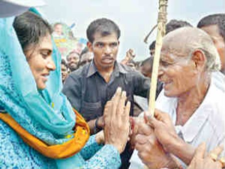 నాడు వైయస్ యాత్రలో నేడు షర్మిల వెంట వృద్ధుడు