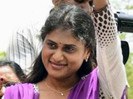రాజన్న రాజ్యానికి షర్మిల హామీ: మాట్లాడని విజయమ్మ
