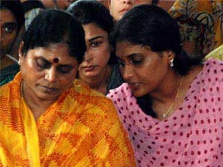 టిడిపి 'బైబిల్' వ్యూహం: షర్మిలపై 'పర్సనల్' అటాక్