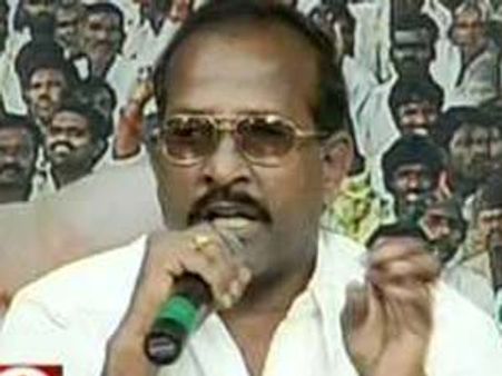 విజయమ్మ చేతిలో బైబిల్: రాజేంద్ర ప్రసాద్ ఎదురుదాడి
