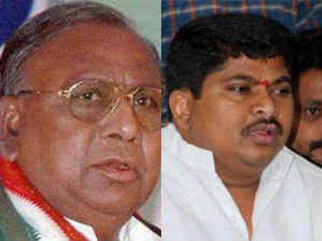 వాడిగా వేడిగా: కిరణ్‌ను నిలదీసిన పొన్నం, విహెచ్ ఫైర్