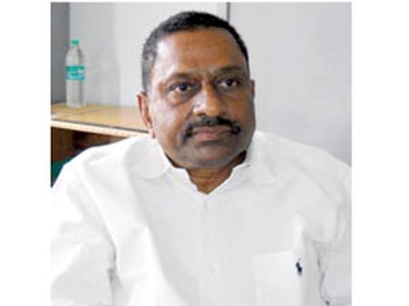 సోనియానే ధిక్కరించారు: కిరణ్ రెడ్డిపై డిఎల్ ఫైర్