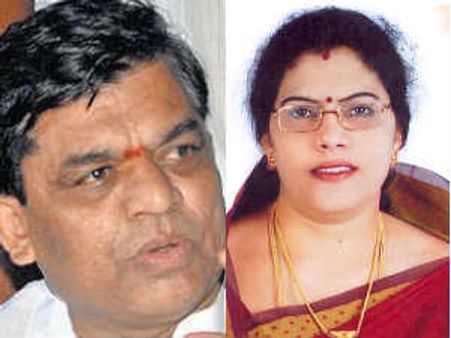 సోనియాకు పాదాభివందనం చేసిన బలరాం, కృపారాణి