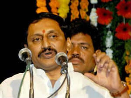 ప్రాజెక్టులన్నీ పూర్తి చేస్తా: మెదక్ జిల్లా 'బాట'లో సిఎం