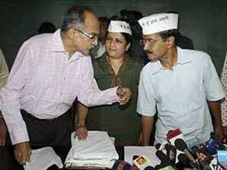 పిఎం కాదు, ముకేష్ నడుపుతున్నారు: కేజ్రీవాల్