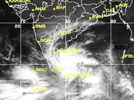 తీరానికి చేరువ అవుతున్న నీలం, నష్టం తప్పదు