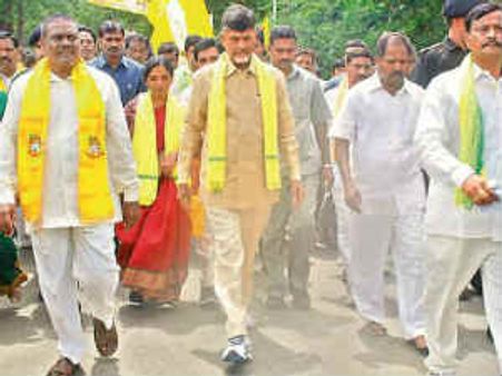 అంతిమ యాత్రలో బాబు: పాదయాత్రకు మరో రోజు బ్రేక్