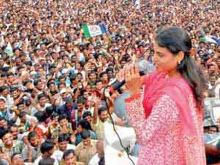 108 ఆలస్యంవల్లే ఎర్రన్నాయుడి మృతి: షర్మిల విమర్శ